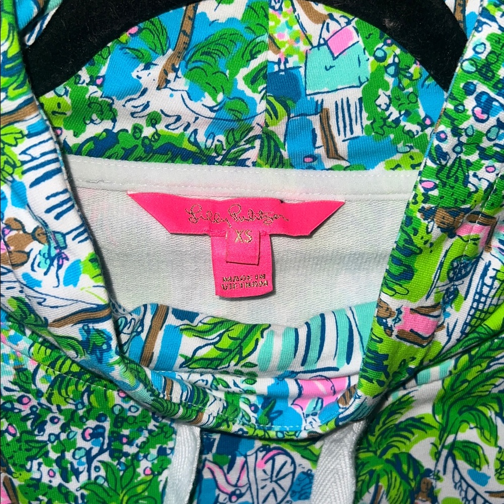 NWOT Lilly Pulitzer Jax Long Sleeved Popover Sprout Green, Lilly on Holiday - Picture 3 of 3